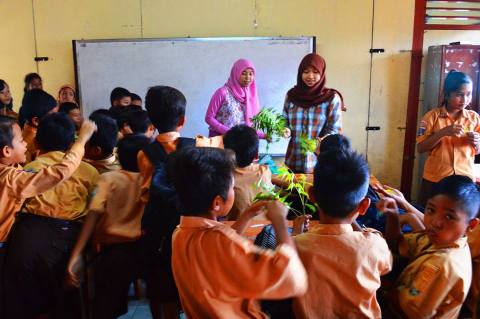 Fida dan Haps sedang Sosialisasi ke Murid-murid SD di Singaraja (Dokumentasi Rumah Intaran)